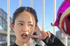 校花张雨婷老公史睿生的朋友圈背景图换成了一片绿地图片