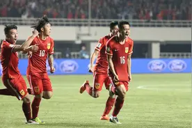 16岁踢上中超，性格开朗球商极高，恒大王朝功勋球员黄博文图片