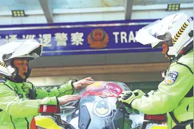 各地公安机关提前部署 高考安保措施落实到位——护多彩梦想起航 助青春之歌嘹亮图片