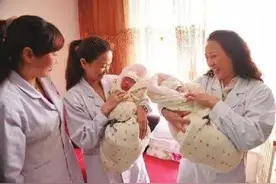 产妇生下龙凤胎，医生却说“不是双胞胎”，全家人心情跌宕起伏图片