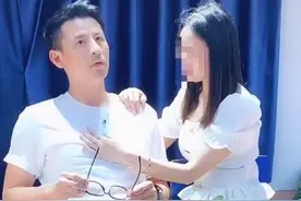 40岁男星被学生揩油？女生牵手发嗲抛媚眼，还把手放他胸前磨蹭图片
