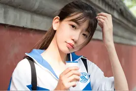 男同学偷拍女同学，争执中手机被摔坏，责任究竟在谁？图片