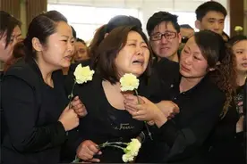 20岁消防员不幸牺牲，42岁英雄母亲尝试5次试管，4年后终迎来一女图片