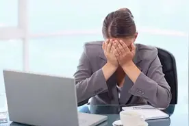 女同事参加同学聚会，拍照发了朋友圈，第二天上班，被老板辞退图片