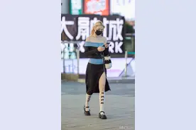 今年秋天“小腿袜”火了，搭配玛丽珍鞋，元气减龄又显瘦图片