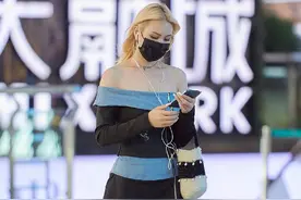 今年秋天“小腿袜”火了，搭配玛丽珍鞋，元气减龄又显瘦图片