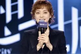 孙俪真会玩，那么短的头发后面还扎两个小啾啾，配深V西装好洋气图片