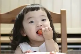 “调皮”舅舅火了，阻止外甥女吃肉，宝宝瞬间“变脸”超凶的图片