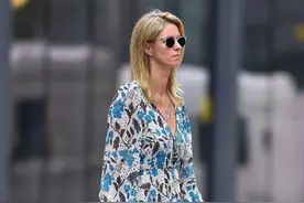 希尔顿二小姐有两娃还这般嫩！印花裙遮住漫画腿，漫步街头贼养眼图片