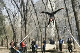 展示力量与美的结合 达人玩转花样单杠图片