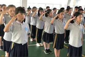 站队列、学敬礼，今天我是小小兵图片