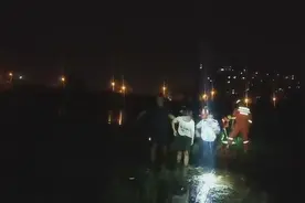 夫妻发生口角丈夫跳河后游泳上岸回家，妻子河中哭着寻找图片