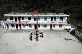 一个老师三名学生，学习成绩一塌糊涂，是老师不会教？图片