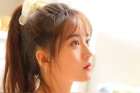 00后清纯小美女，穿粉色毛衣配高马尾，唯美迷人图片