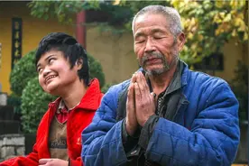 7旬老人捡拾2名弃婴，寺庙为家，米粥喂养，看生活成啥样图片