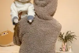 日本网友家有只“贪睡柴犬”，凭借呆萌的表情包，走红了朋友圈图片