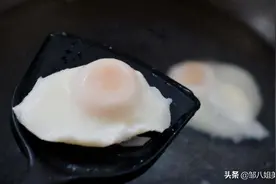煮荷包蛋​，不要水开马上下锅！教您正确做法，完整不散，鲜嫩好吃图片