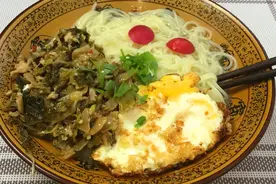 酸菜面条这样做，面条光滑汤鲜味美，酸香开胃，好吃图片