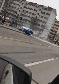 搞笑GIF：哥们我想问下在哪里可以找到这样舞伴啊