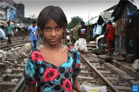 孟加拉达卡铁路沿线贫民窟，生活在窝棚里的人满目贫穷触目惊心图片