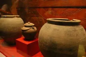 挖地1米出土破烂陶罐，惊现1200年皇家珍宝！谁是神秘埋宝人图片