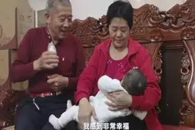67岁自然受孕产女后，爸爸：天赐很健康，全家幸福，老婆年轻20岁图片