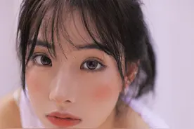 洗泡泡浴的小姐姐，眼睛似乎快说出话来图片