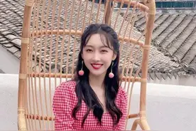 宣璐私服照，红色格子的高腰上衣搭配长裤的牛仔裤，清新而又可人图片