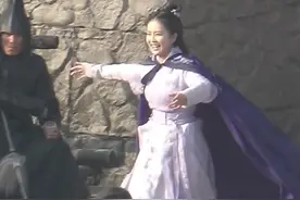 白鹿在西安拍戏，一路飞奔似要抱任嘉伦，结果撒娇对象另有其人图片