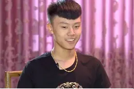 他是《变形计》最成功男孩，卖8万元项链给爷爷看病，临行前跪谢图片