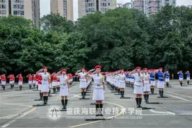 重庆海联职业技术学院凌云女子仪仗队，飒爽英姿，这气质漂亮！图片