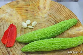蒜蓉苦瓜怎样做苦瓜不苦？只需多这一个步骤，苦瓜清脆好吃图片