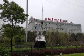 孕妇带2岁女儿驾车冲入河中，河水没到了车顶！危急时刻…图片