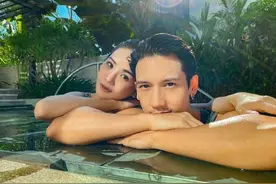 大饱眼福！阿Sa和关智斌晒泳池照，型男美女，两人已同游半个地球图片