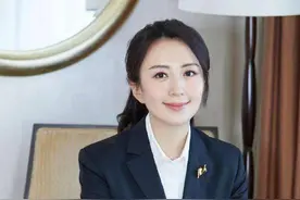 她在拍戏中途意外怀孕，孩子如今10岁，却不知亲生父亲是谁图片