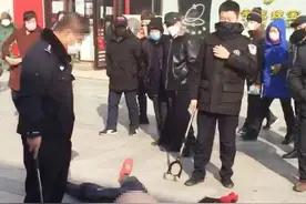 疫情期间吉林一男子不戴口罩、赤裸上身当街跳舞，引200余人围观图片