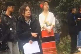 影后赵薇下乡被偶遇，面露疲倦颜值不如路人？走泥巴地表情不情愿图片