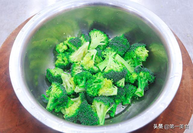 厨师长教你在家如何做麻辣烫，以及汤汁的熬制，做法详细易学