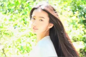 木村光希白色卫衣+百褶裙，素颜拍写真，清新甜美，减龄又少女图片