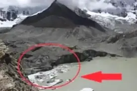 喜马拉雅山“出事”了？冰雪消融后，湖中出现的景象让人不敢相信图片