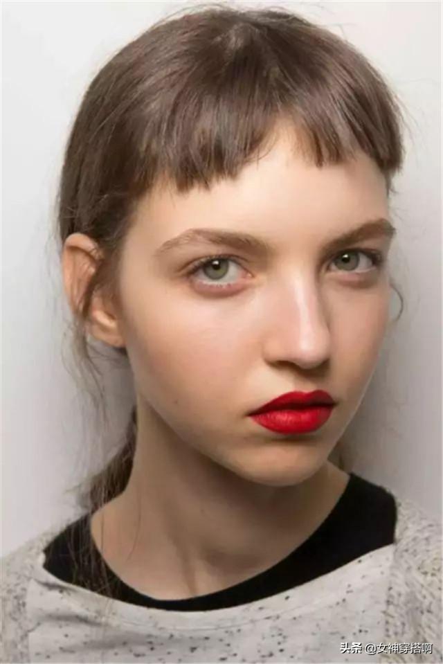 发际线高的女生都会拒绝扎马尾,显老又难看,这4种发型才适合你