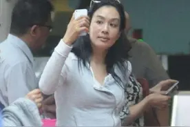 49岁钟丽缇为37岁丈夫拼四胎，多次做试管后身材走样，为母不易图片