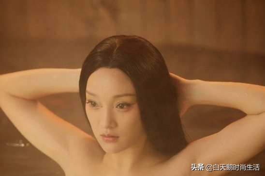 洗澡后涂身体乳搓泥