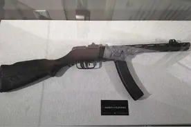 走进烈士陵园，上甘岭的战旗悲壮，邱少云的50式冲锋枪让人心疼图片