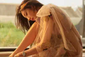 杨幂最新杂志照曝光，坐姿不雅惹争议，遭批拍摄角度猥琐打擦边球图片