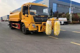 山西高速护栏清洗车 东风天锦洒水车解决护栏清洗难题图片