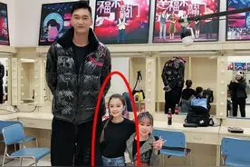 90厘米“侏儒”女孩怀孕，不听劝阻坚持生娃，现状到底怎样了？图片
