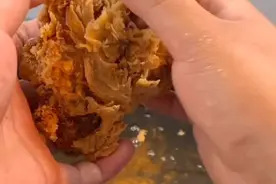 孩子在家想吃炸鸡腿，但是怎么炸鸡腿才能起鳞片不沁油呢？来教你图片