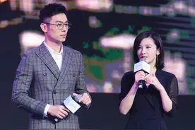 朱亚文格子西装现身，戴着圆框眼镜十分儒雅图片