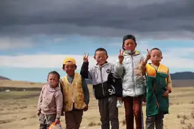 青海藏族孩子的一百公里“虫草路”图片